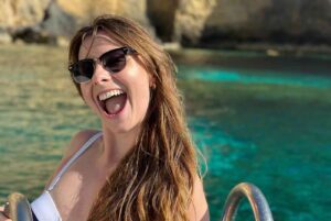 lady-smiling-on-boat-prow-blue-lagoon-private-tour